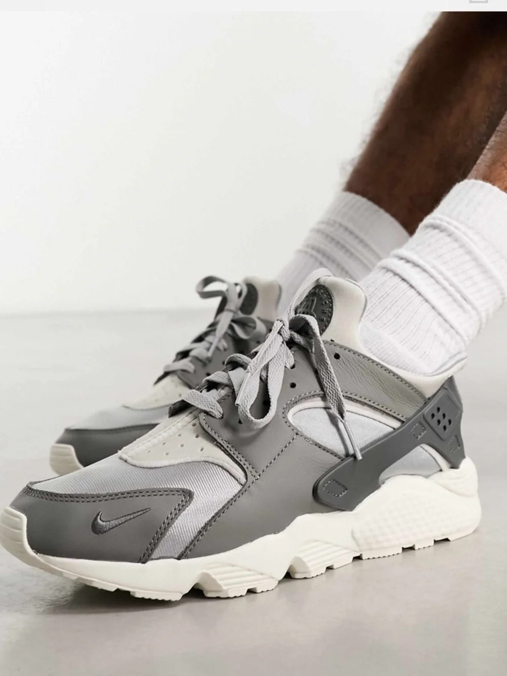 NEW - MENS - NIKE - AIR HUARACHE SNEAKER - GRAY - RETIRED